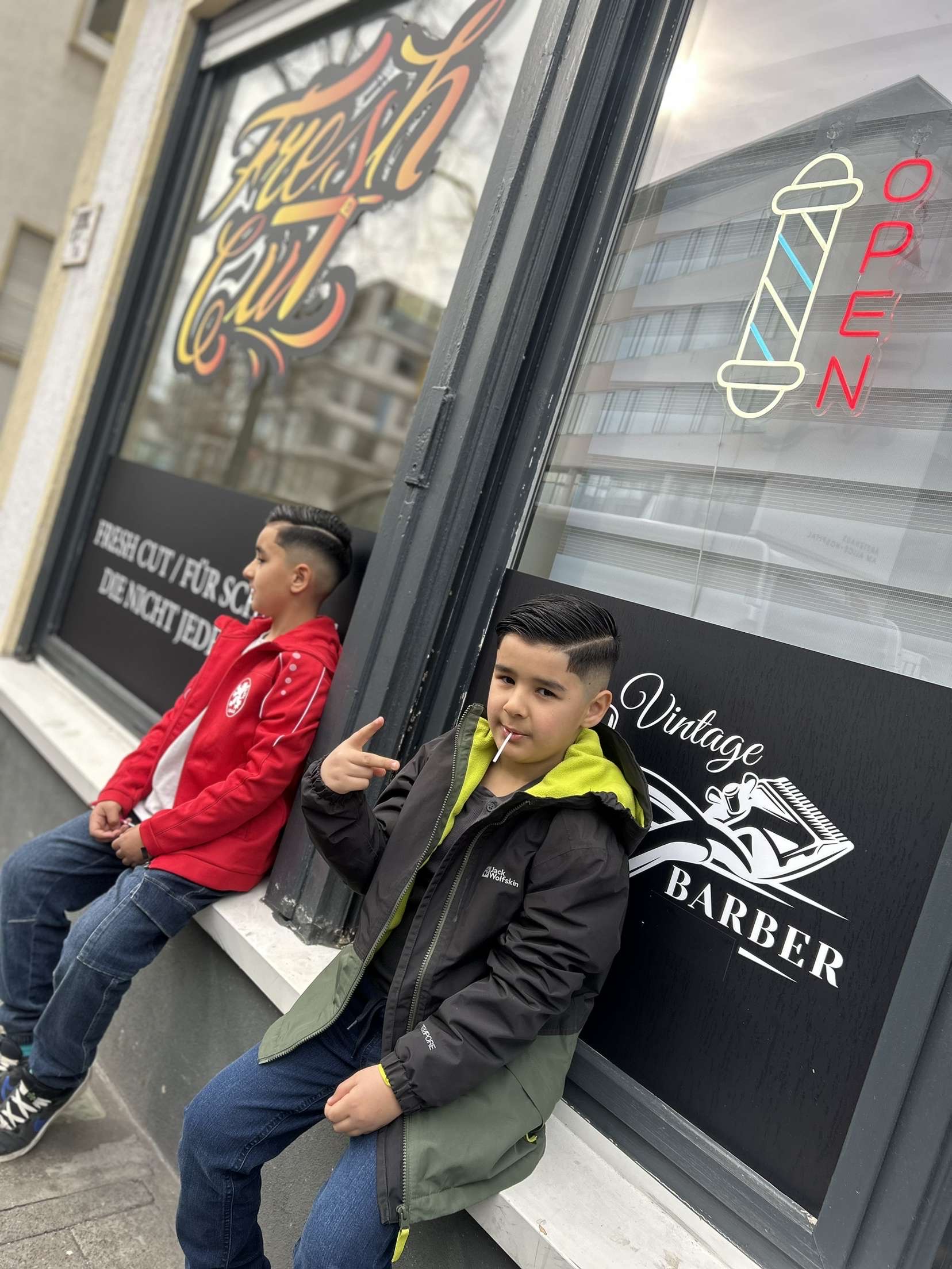 Jungs vor dem Friseursalon Freshcut Darmstadt